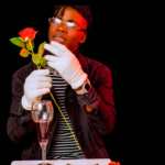 Dobby Grown électrise la scène contemporaine avec “FEM SANTIM”